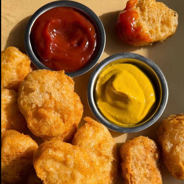 Chicken Nuggets Con Papas Fritas.